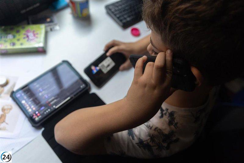 El Consejo Escolar de Canarias propone regular el uso de móviles en las aulas, evitando una 