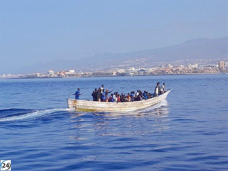 Arribo de 79 inmigrantes en cayuco al puerto tinerfeño de Los Cristianos.