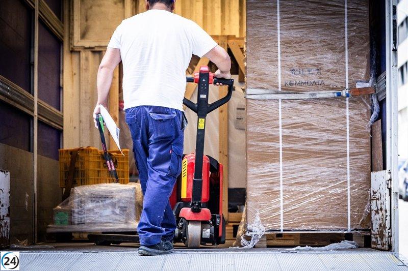 La cifra de desempleo en Canarias desciende un 6% en comparación con el año anterior, con 10.488 personas encontrando trabajo en mayo.