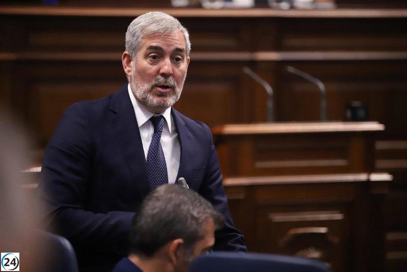 Canarias considera instalar carpas para menores migrantes ante la falta de uso de instalaciones militares por parte del gobierno central.