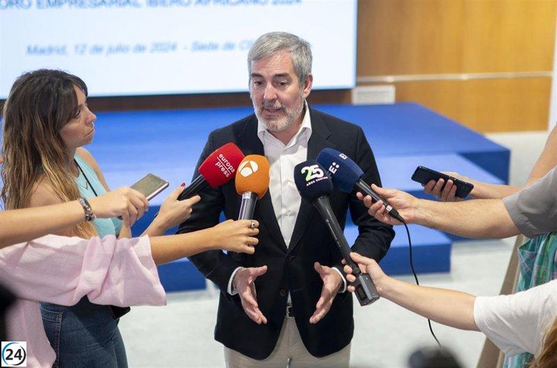 Clavijo critica a Vox por politizar el reparto de migrantes