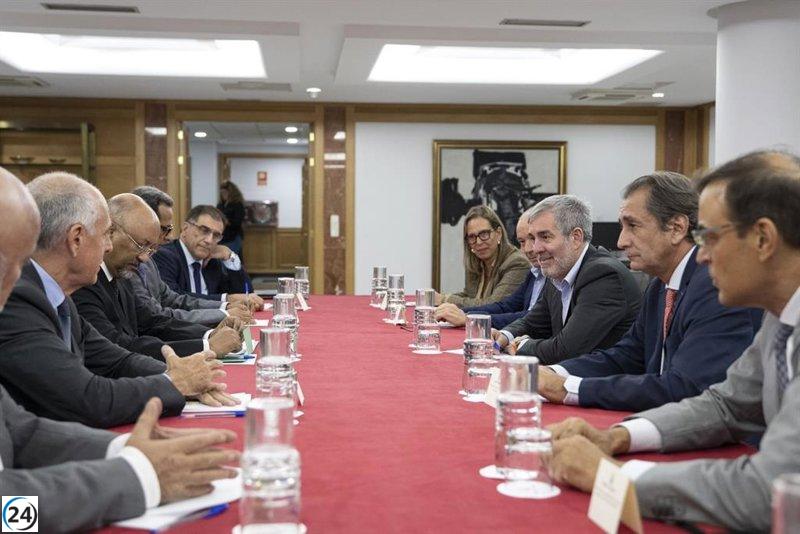Sánchez respalda dos proyectos del Gobierno canario en su visita por África.