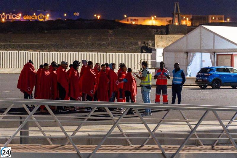 Rescatados 256 inmigrantes en el mar cerca de las Islas Canarias.