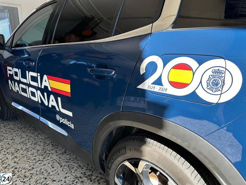 La Policía Nacional frustra intento de autolesionarse de un hombre armado con dos cuchillos en Arrecife.