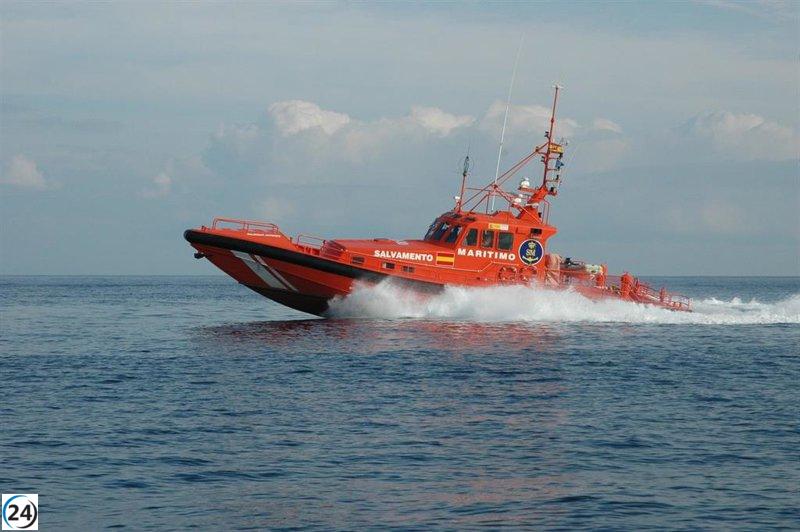 Salvamento Marítimo detiene tres cayucos con 213 inmigrantes subsaharianos cerca de Canarias.