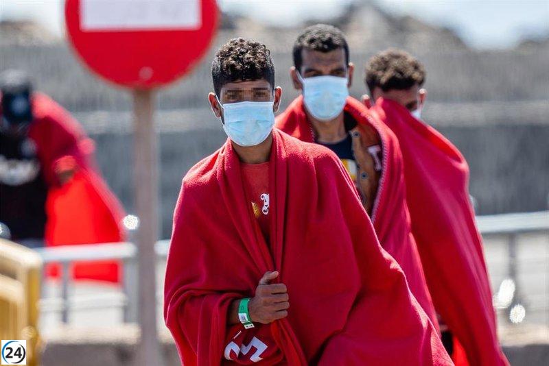 Casi 1.000 inmigrantes ilegales llegan a Canarias en 14 lanchas este fin de semana.