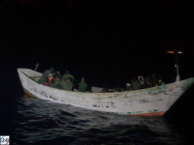 Cayuco llega a Playa de Las Américas con 65 migrantes a bordo.