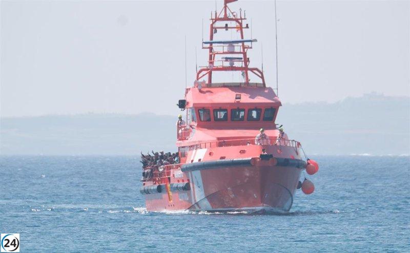 Salvamento Marítimo detiene un cayuco con 62 inmigrantes subsaharianos cerca de Gran Canaria.
