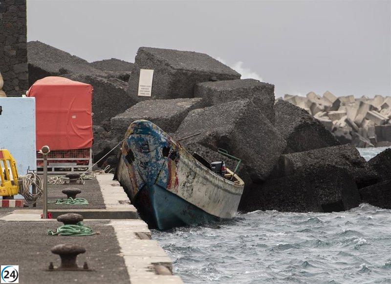 Rescatados 46 migrantes en un cayuco cerca de la costa de El Hierro.