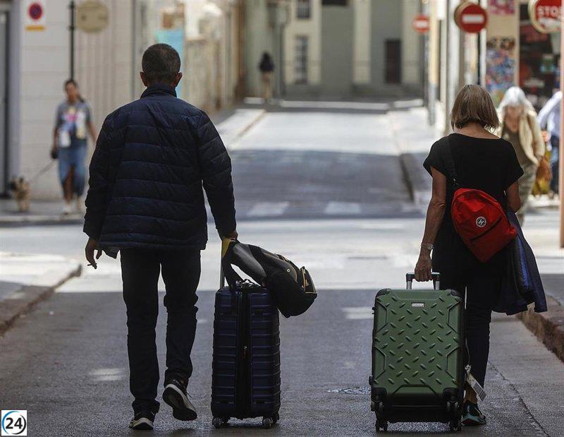 Canarias lidera en pernoctaciones en apartamentos con 25,8 millones en 2024, aumento del 3,1%.