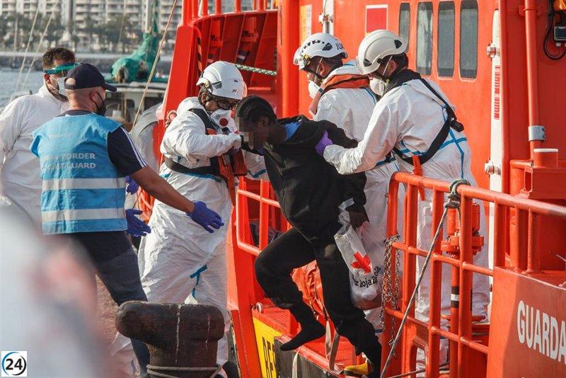 Descubren cayuco con 52 inmigrantes cerca de Gran Canaria.