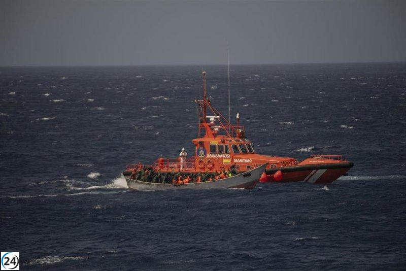 Rescatan a 60 inmigrantes en cayuco cerca de El Hierro.