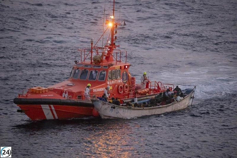 Rescate en alta mar: Salvamento Marítimo acude a ayudar a migrantes en cayuco cerca de Tenerife.