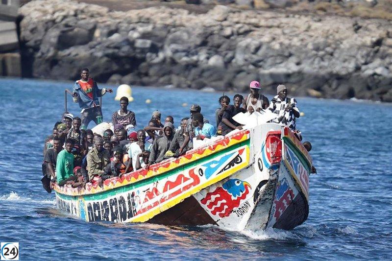 Salvamento Marítimo detiene dos barcos con 124 inmigrantes cerca de Gran Canaria.