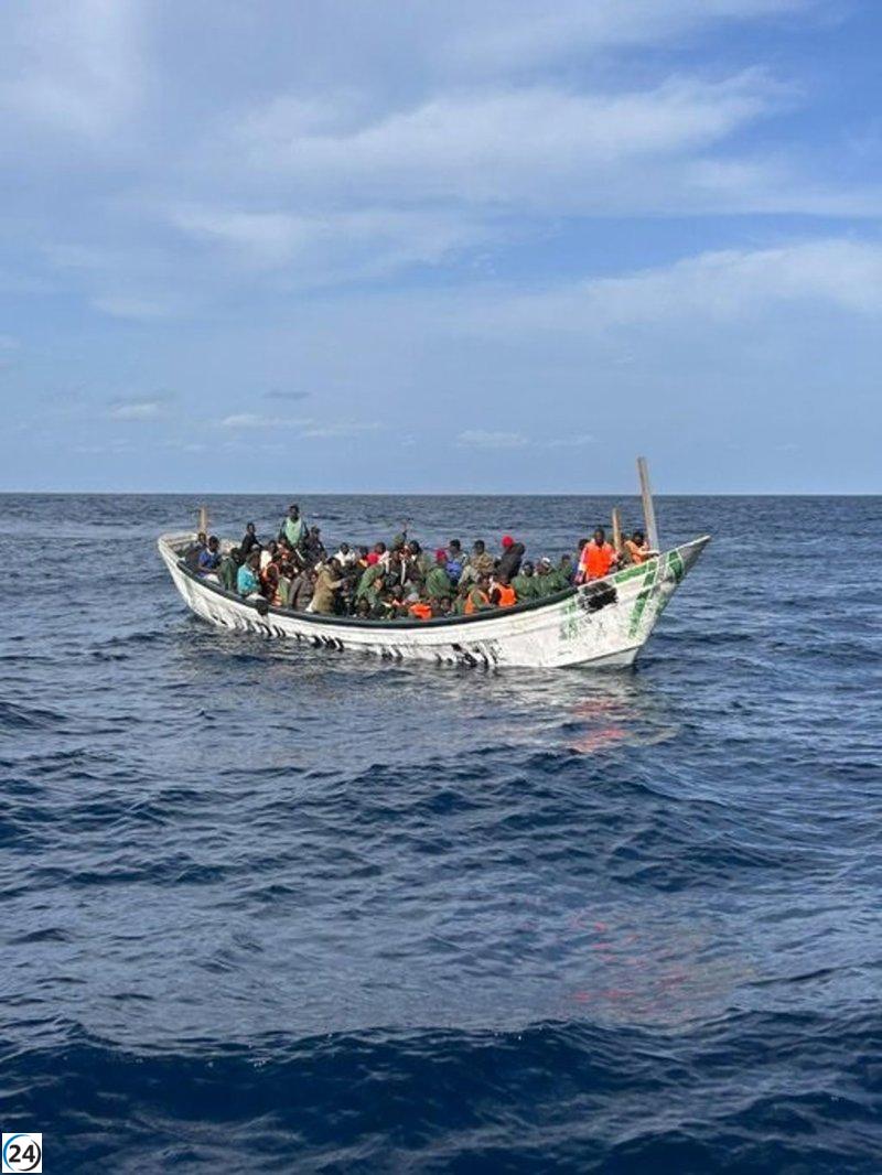 Cerca de 284 inmigrantes desembarcan en Canarias en recientes travesías marítimas.