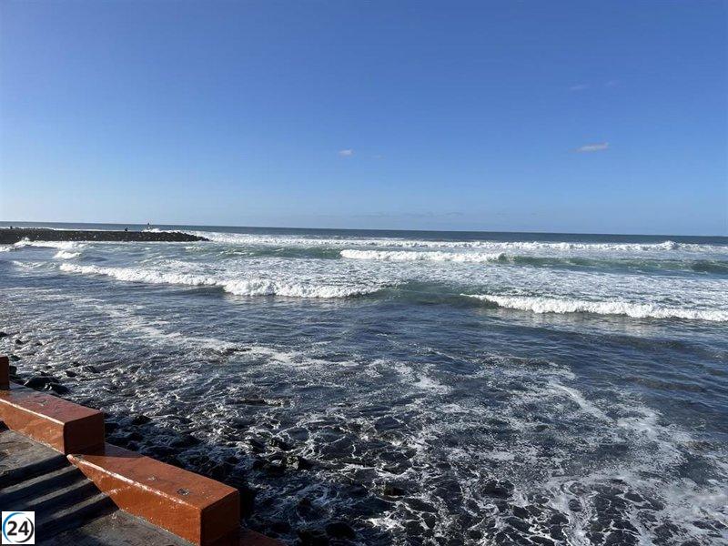Alertas amarillas por fenómenos costeros acompañan un domingo nublado en Canarias.