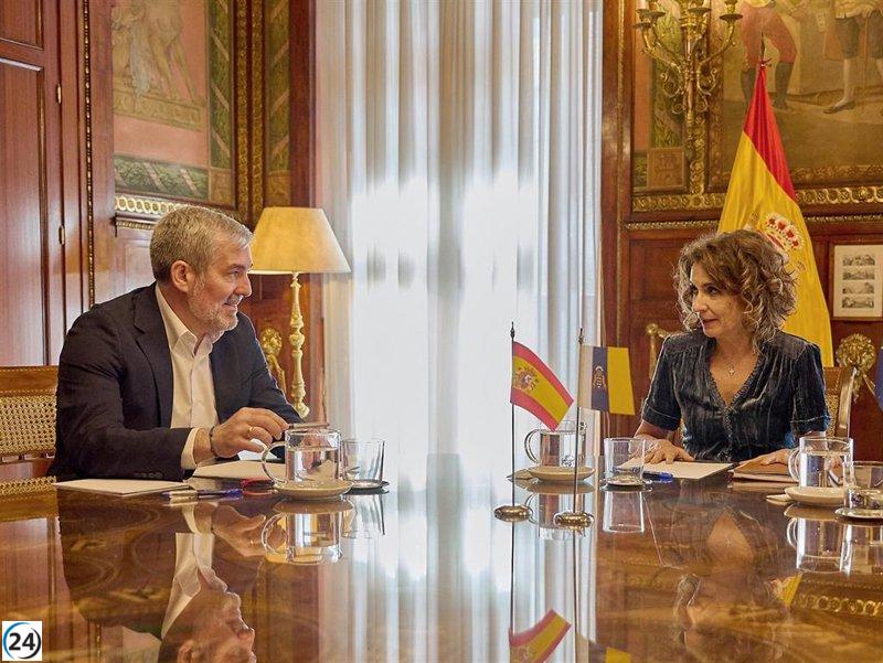 Clavijo se encuentra en Madrid con la ministra de Hacienda para discutir la financiación del alojamiento de migrantes menores.