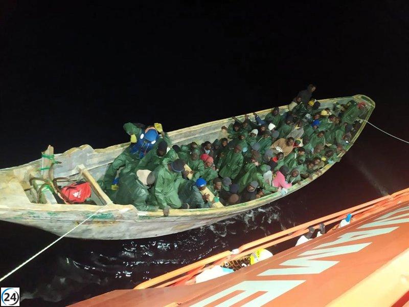 Tres cayucos con 214 migrantes arriban a El Hierro y Gran Canaria.