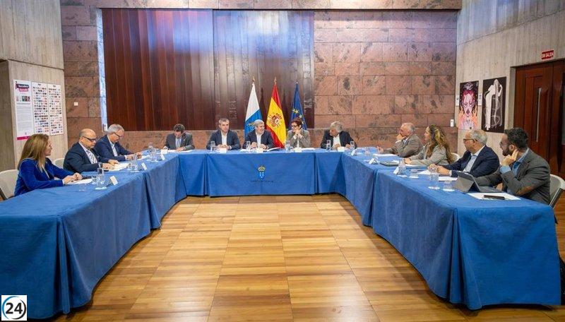 Consenso en el Parlamento canario sobre el decreto de traslado de menores migrantes, excepto Vox.