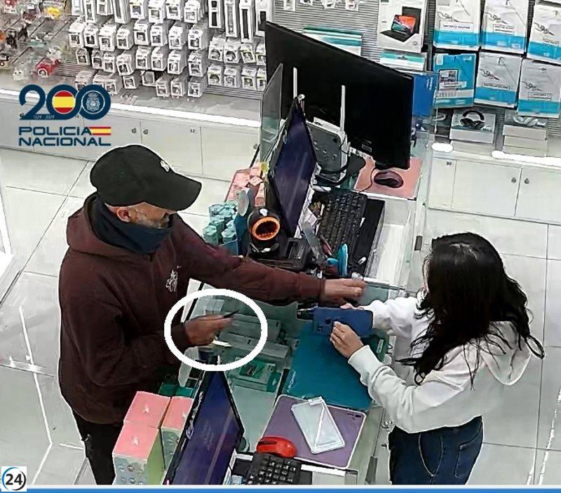Capturan a un hombre por asaltar con un cuchillo dos tiendas en Triana, Las Palmas.