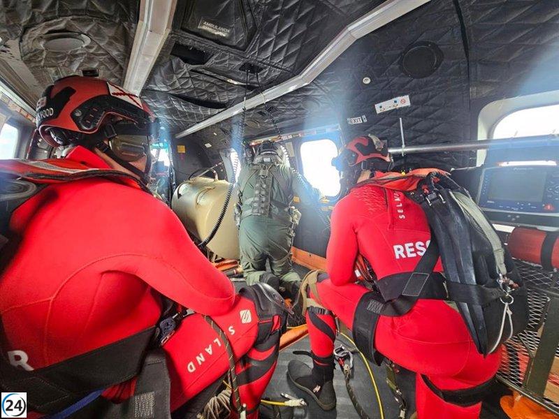 Ejército del Aire salva a tripulante de carguero a 600 km de La Palma con el 'Súper Puma'.