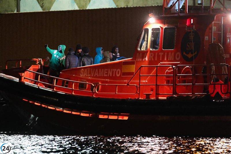 Fuerteventura recibe 120 migrantes, incluidos 10 mujeres y 2 menores, en dos cayucos.