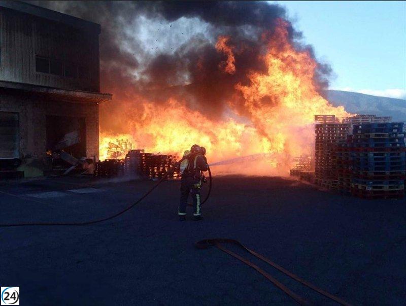 Controlado el incendio en el polígono industrial de Güímar, Tenerife.