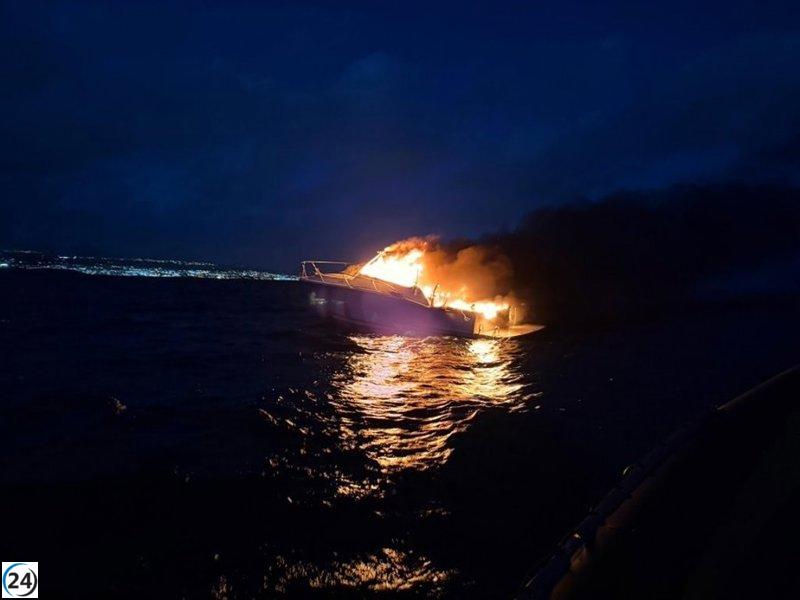 Apagan fuego en embarcación cerca de la costa de Yaiza, Lanzarote.