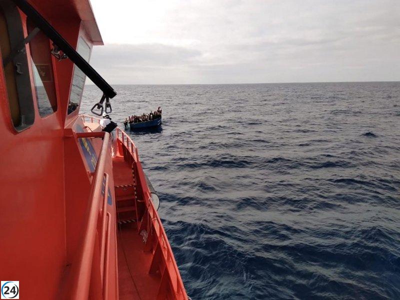 Rescate de 65 migrantes en una patera rumbo a Lanzarote por parte de Salvamento Marítimo.