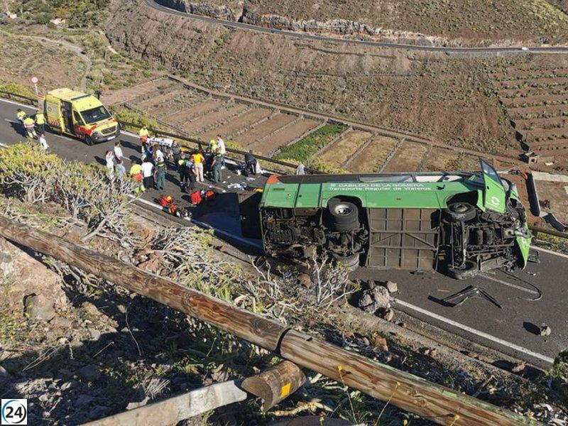 Tragedia en La Gomera: un muerto y varios heridos por vuelco de autobús.