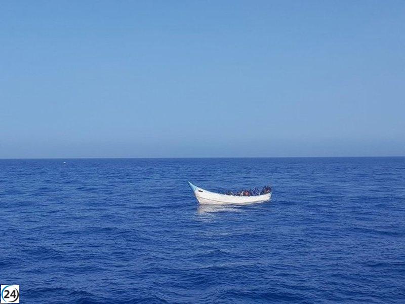 Rescatados 11 migrantes en una patera cerca de Gran Canaria.