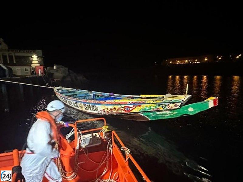 Ocho migrantes rescatados en una patera cerca de Lanzarote.