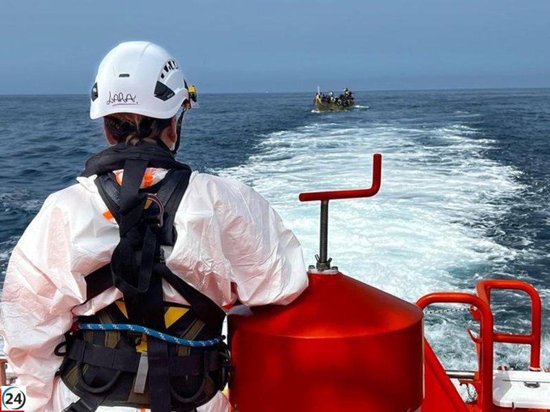 Salvadas 44 migrantes en una patera a 50 millas de Lanzarote.