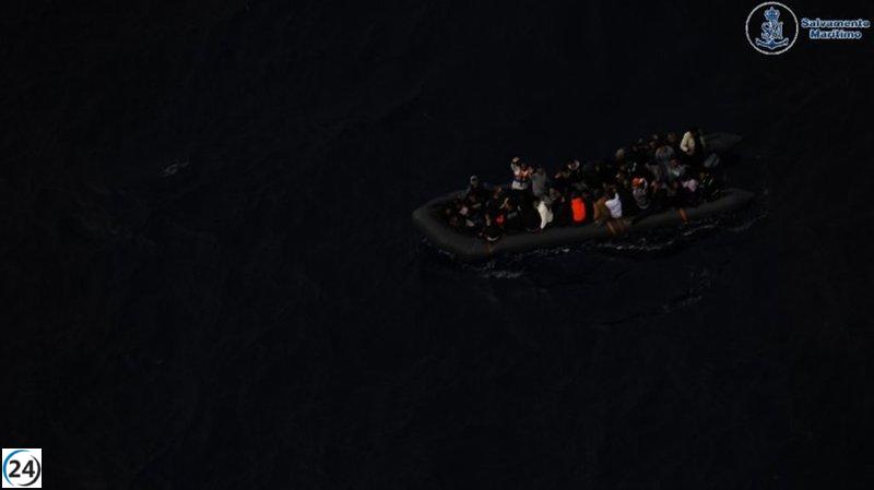 Sacan a la luz una lancha con 41 inmigrantes cerca de Lanzarote.