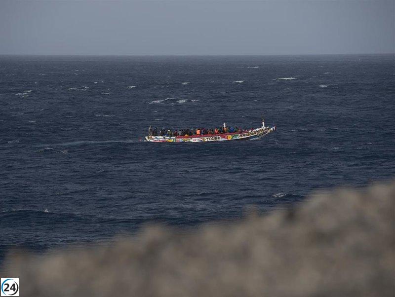 61 migrantes alcanzan el muelle de La Restinga en El Hierro a través de sus propios esfuerzos.