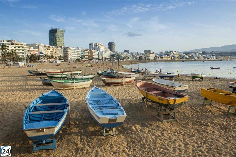Las Palmas de Gran Canaria inicia la temporada de verano con el despliegue de salvamento en sus playas.