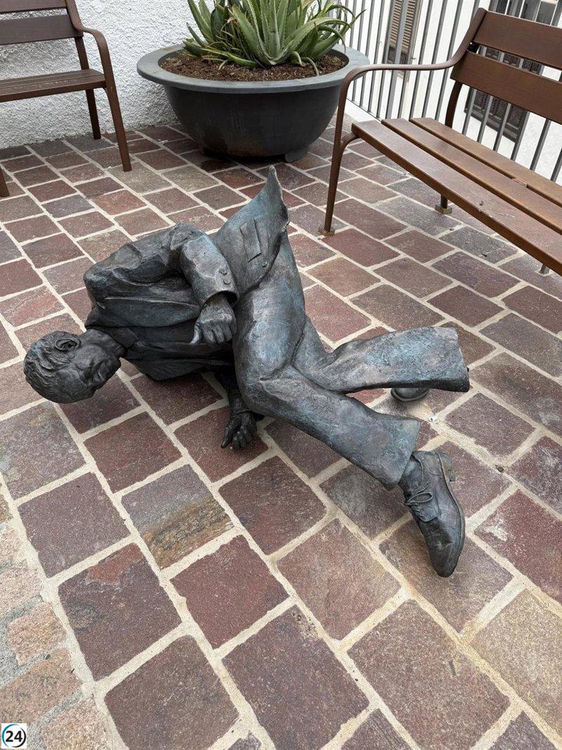 Vandalizan escultura del poeta Pedro García Cabrera en Vallehermoso, La Gomera.