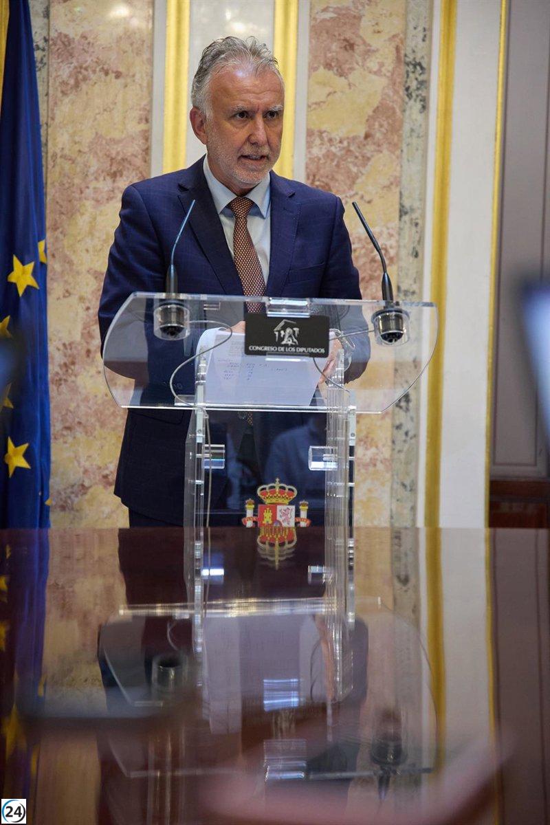 Torres critica al PP por oponerse a la salida de menores migrantes de Canarias.