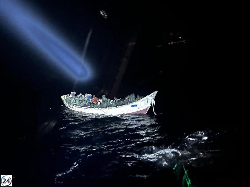Cayuco con 47 migrantes alcanza las costas de El Hierro.