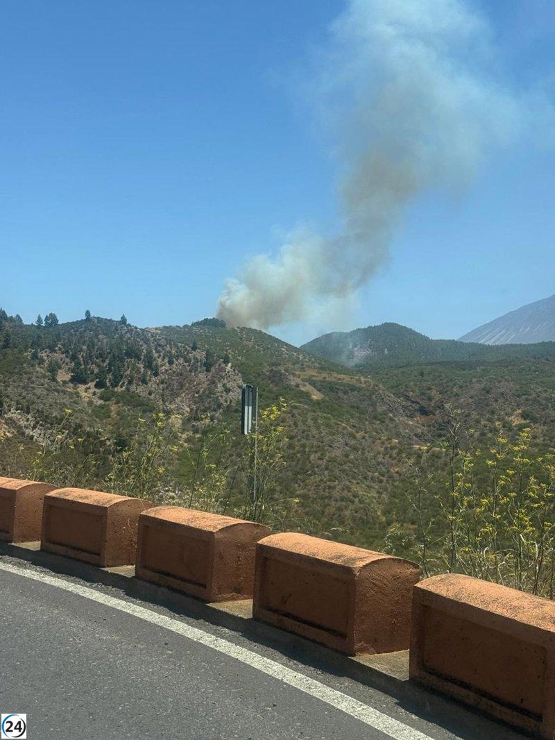Alertan a residentes de Valle de Arriba en Santiago del Teide tras incendio en El Tanque.