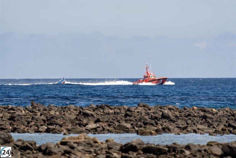 Rescatan a 62 inmigrantes en una patera cerca de Lanzarote.
