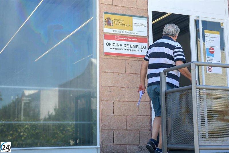 El desempleo en Canarias disminuye en 12.400 en julio, totalizando 151.088 parados.