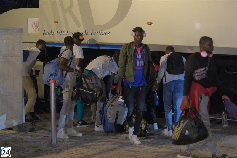 La reubicación de menores migrantes desde Canarias se retrasa por falta de plazas disponibles.