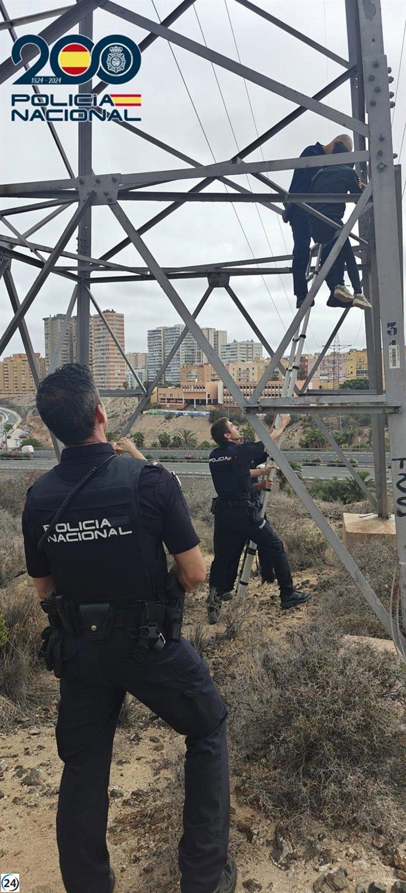 Policía rescata a mujer que se subió a una torre eléctrica en Gran Canaria.