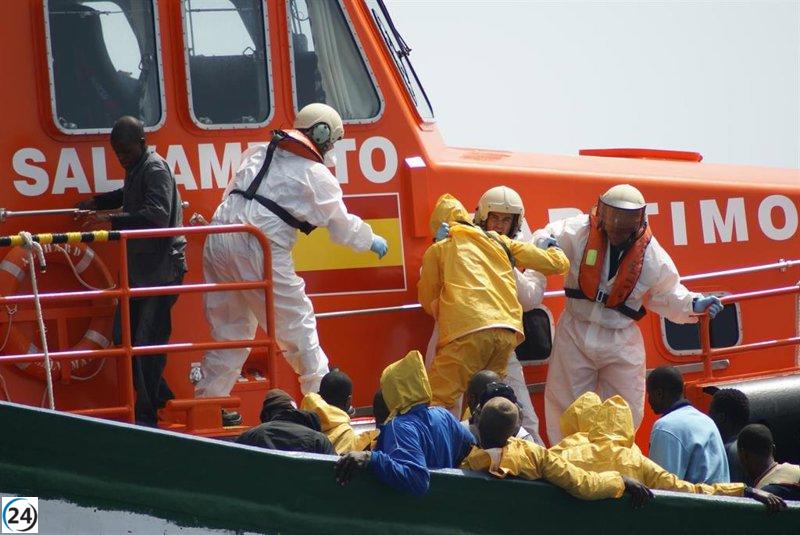 Siete jóvenes migrantes piden asilo tras su llegada a la Península en un nuevo traslado desde Canarias.