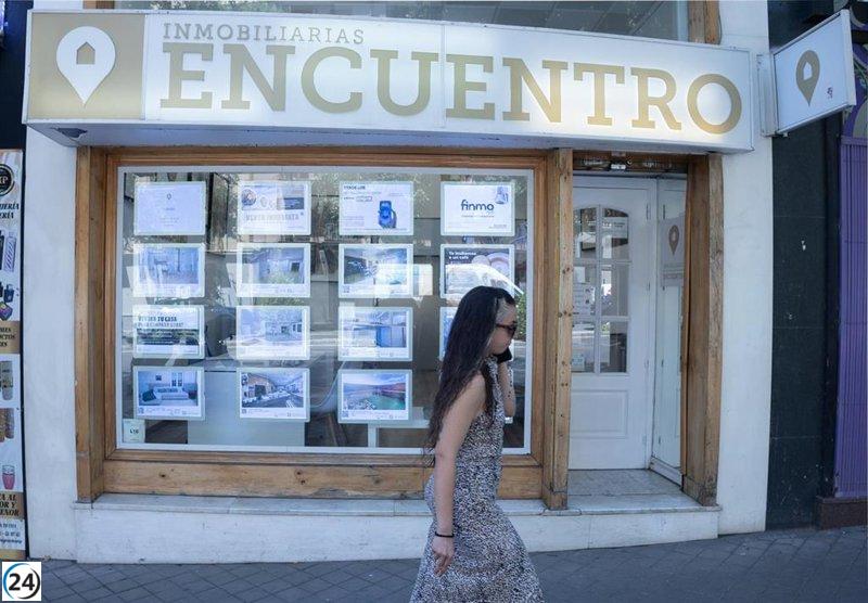 Descenso del 8,1% en transacciones de viviendas en Canarias en junio, mientras los precios aumentan un 13,2% según los notarios.
