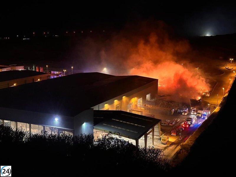 Incendio en el Complejo Ambiental de Arico, Tenerife, bajo control según el Cabildo.
