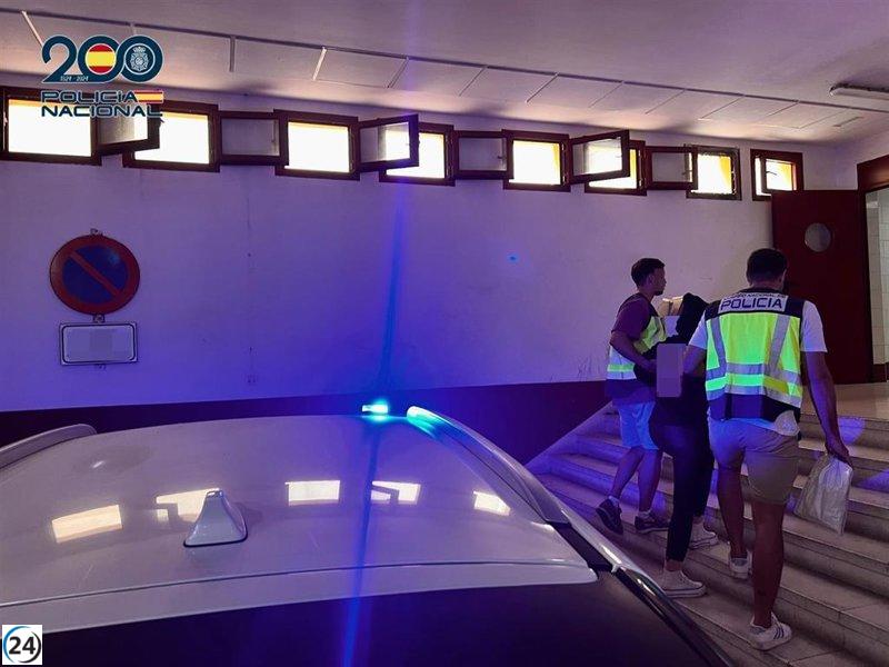 Capturan a dos mujeres por sustraer más de 9.600 euros en un negocio de Arona, Tenerife.