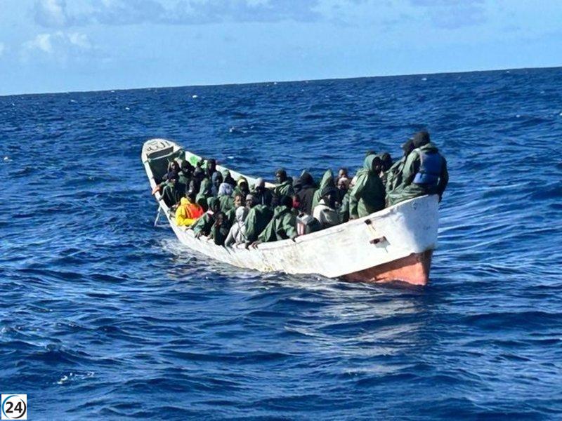 Cayuco con 64 migrantes aterriza en La Restinga, El Hierro.