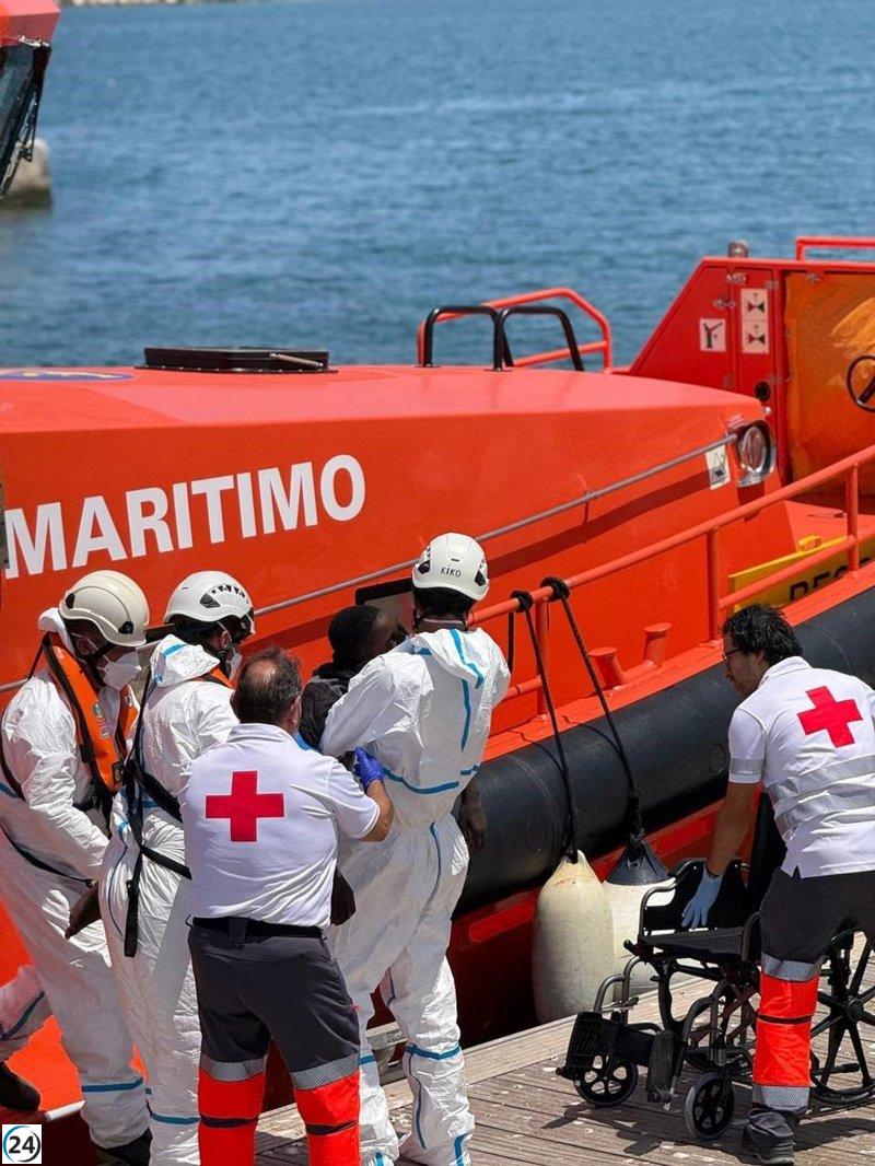 Intervención en alta mar: 50 migrantes rescatados en neumática a 111 km de Lanzarote.
